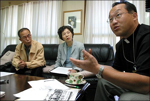 오른쪽부터 신성국 신부, 차옥정 회장, 작가 서현우씨 